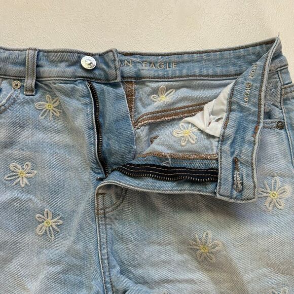 American Eagle Daisy Embroidered Denim Shorts Size 4 - Picture 4 of 8